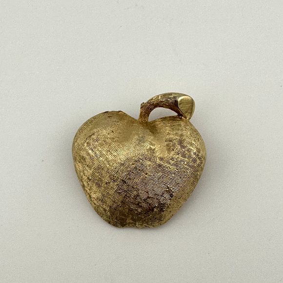 Vintage Signed 1950’s CORO Textured Gold Tone Golden Apple Brooch (Without Leaf) - Picture 3 of 7